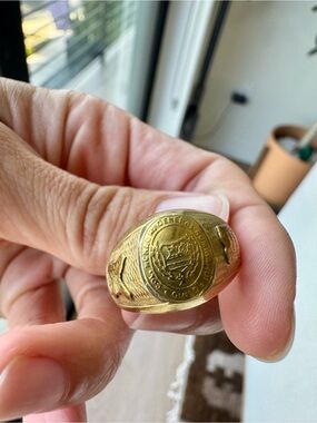 Vintage 18K Solid Gold Ecuadorian Signet Ring 8.6g Size 9.5
